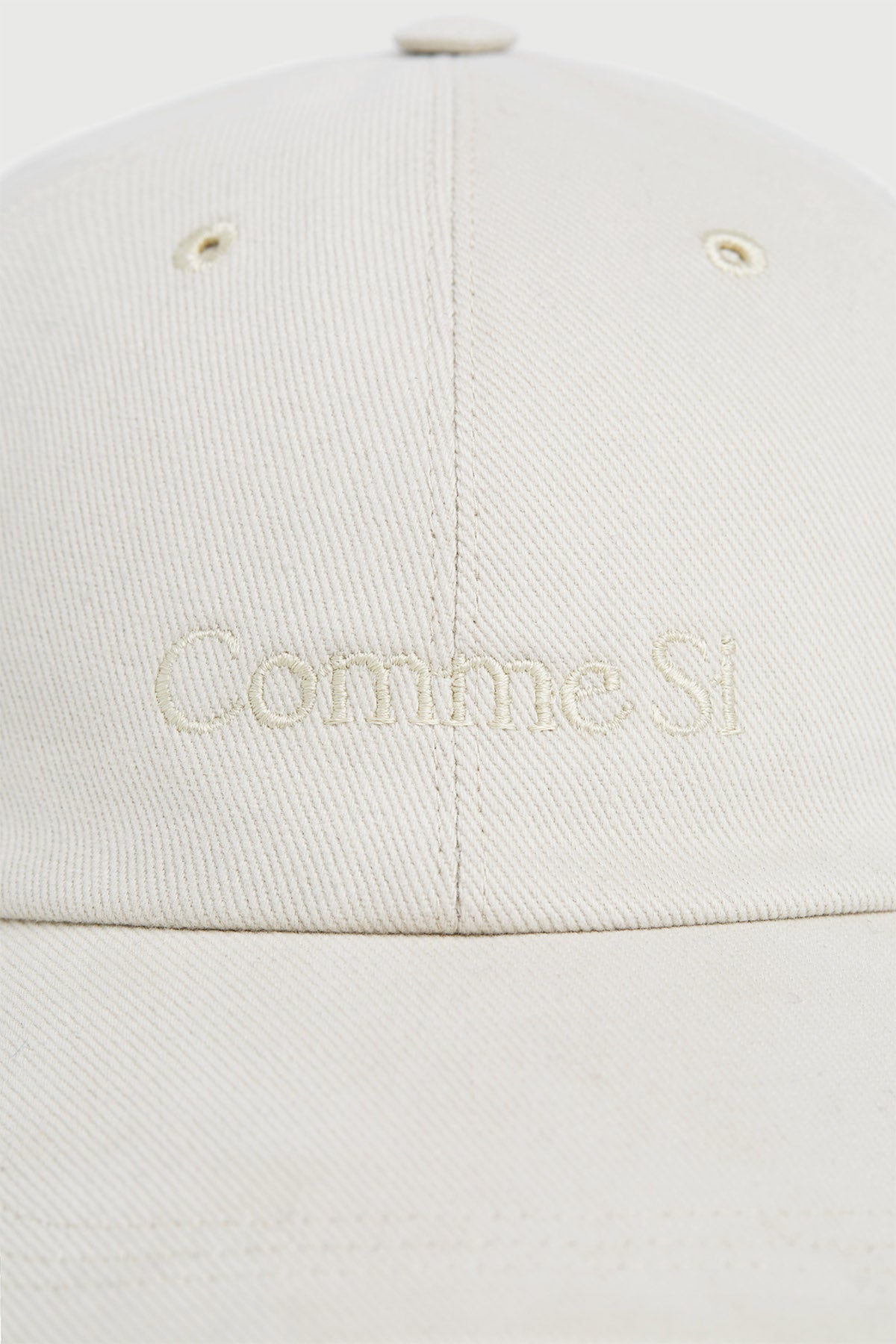 front embroidered logo detail The Silk-Lined Baseball Cap in cream, with embroidered logo, Comme Si