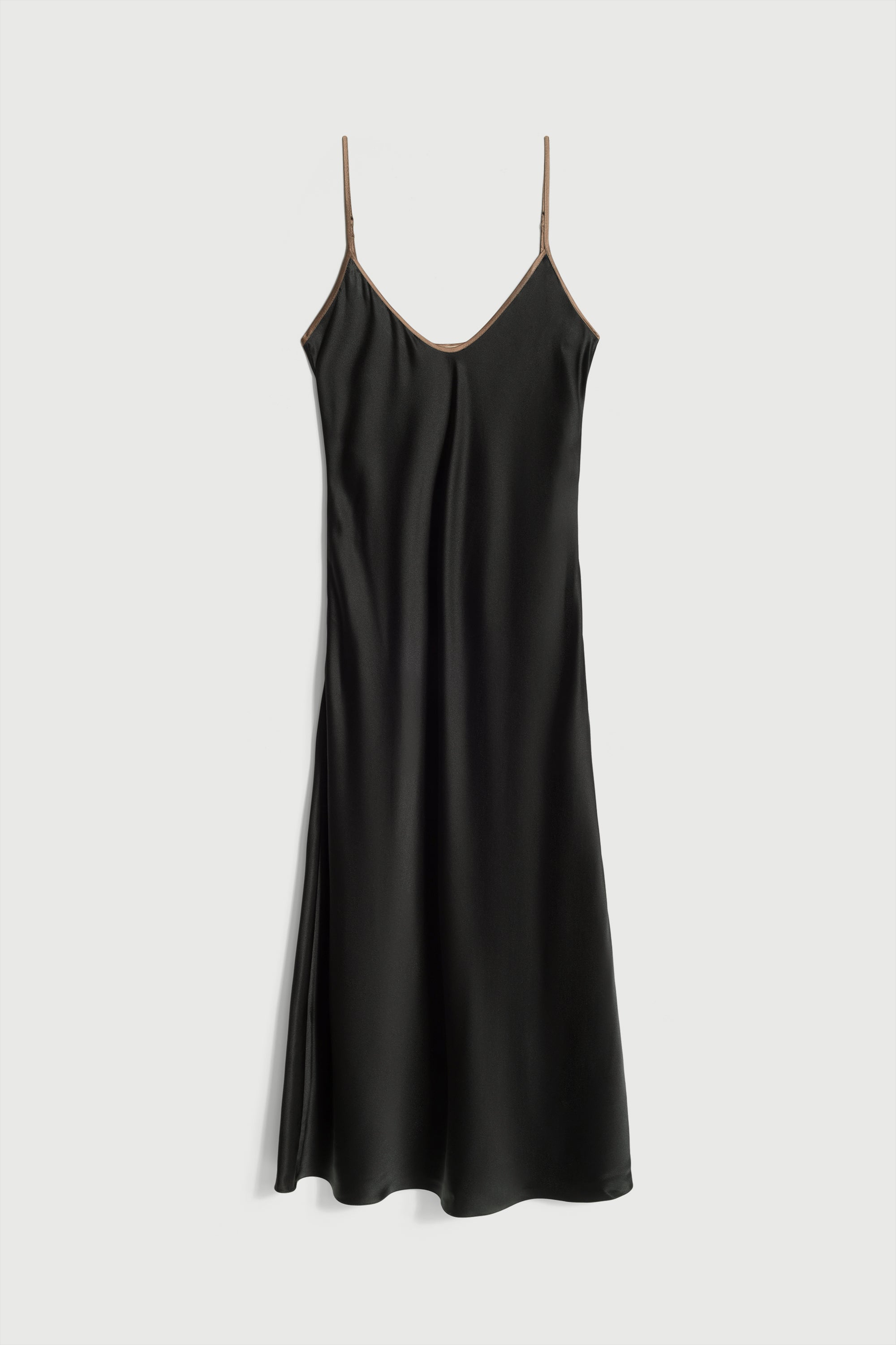 Robe nuisette en soie coupée dans le biais