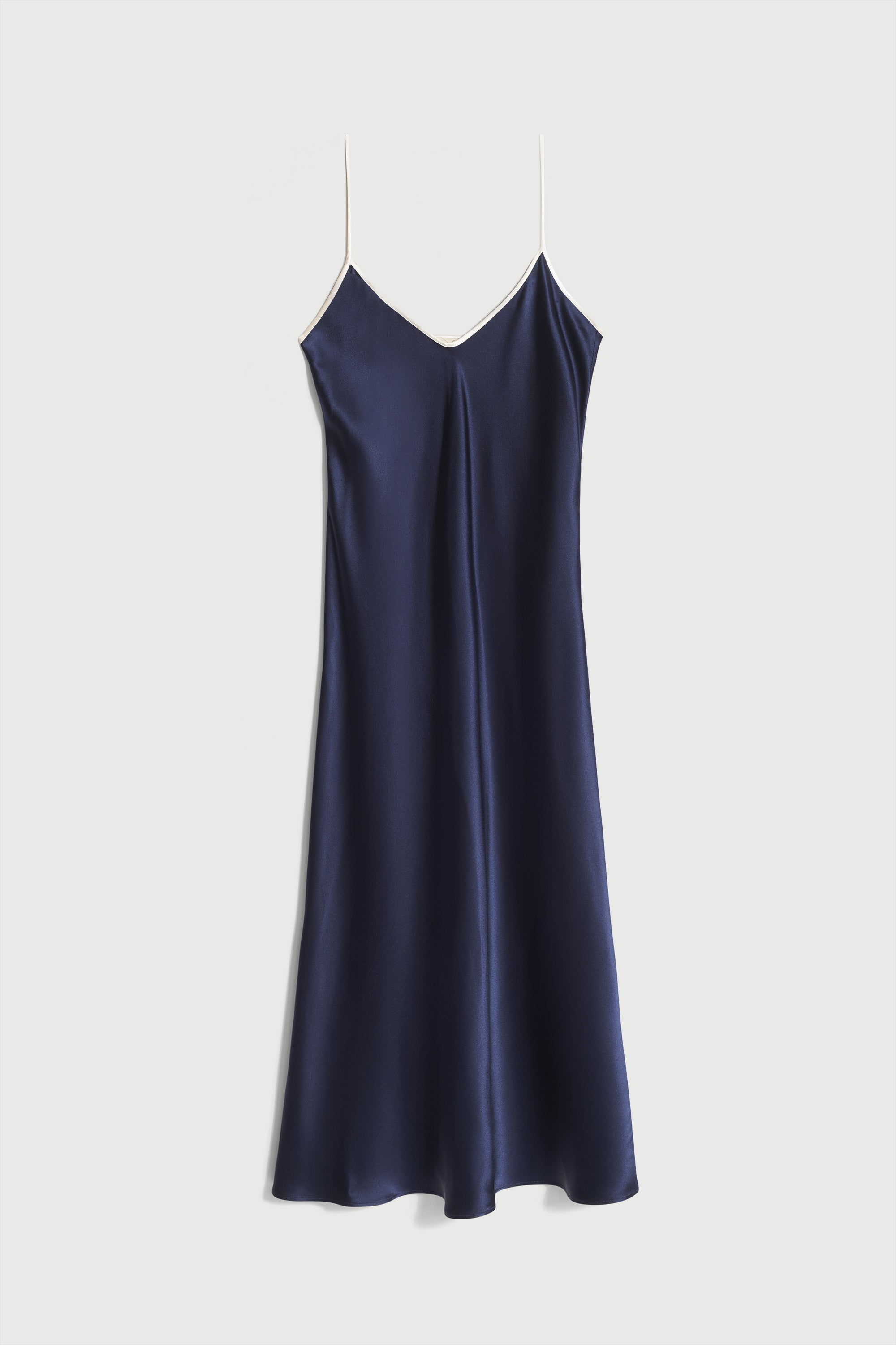 Robe nuisette en soie coupée dans le biais