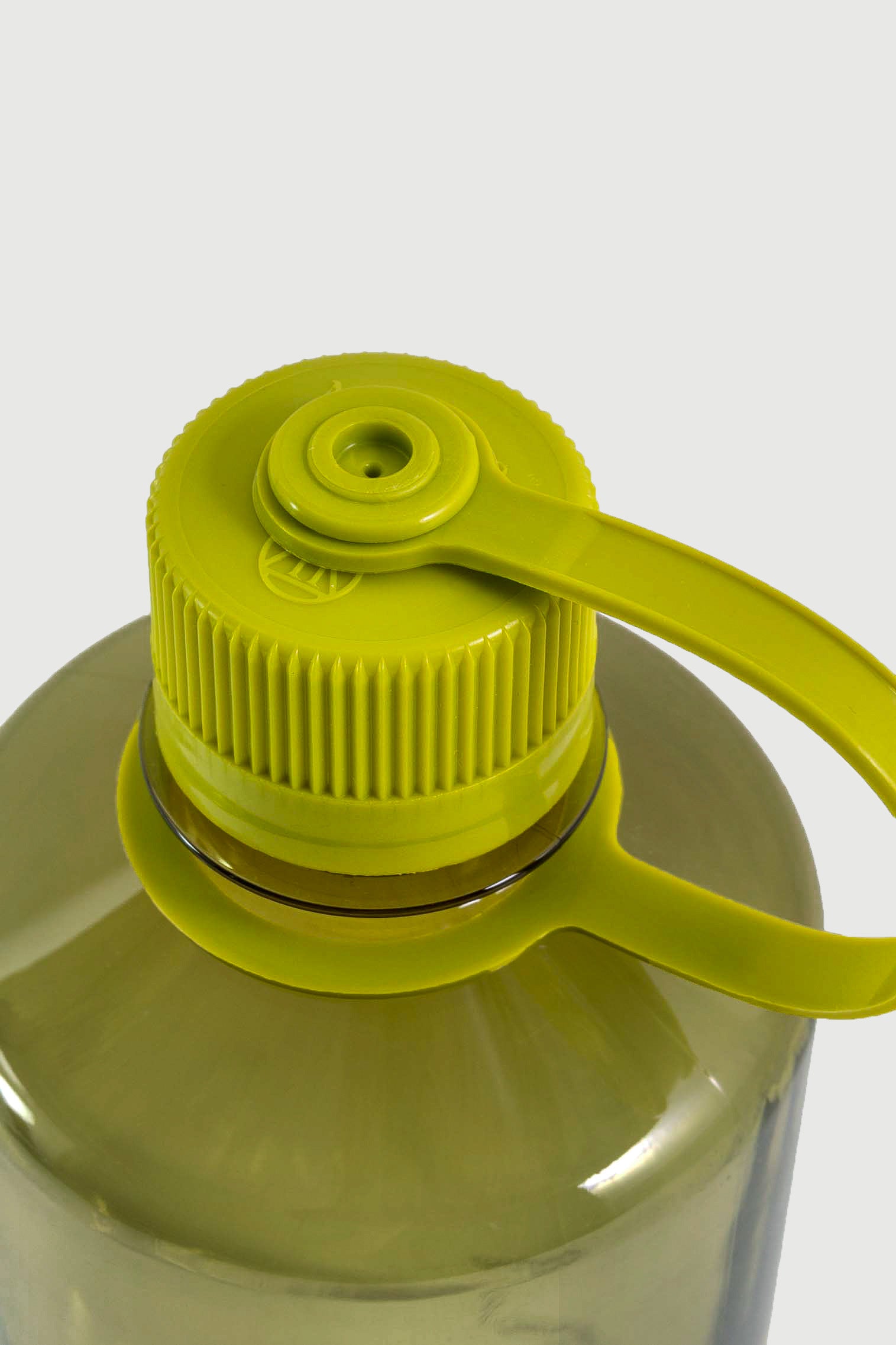 Cap Detail - Mossy green 32oz Nalgene bottle. Comme Si x Nalgene