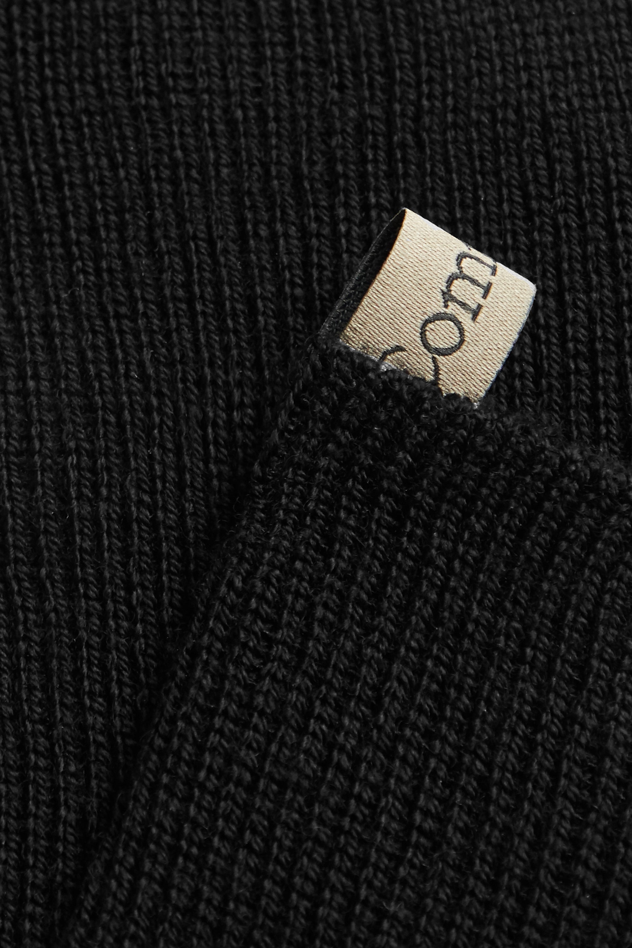 ribbon tag cuff detail, the merino sock in jet black, comme si